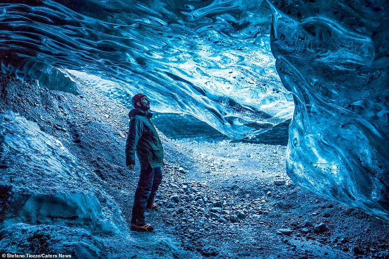 Phong cảnh của sông băng này rất đẹp nhưng không phải du khách nào đến đây cũng có thể vào được. Chỉ có một khoảng thời gian nhất định trong năm khách du lịch mới có thể vào, số lượng người vào động băng chỉ khoảng 200 người.