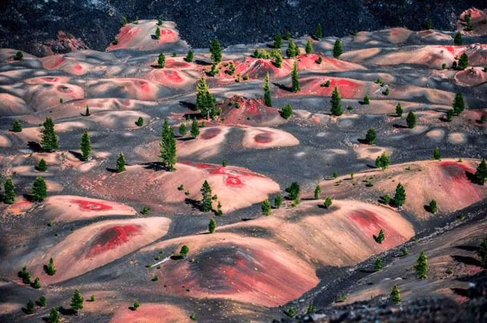 1. Cồn cát tại Công viên núi lửa Lassen: Những cồn cát đầy màu sắc của Công viên núi lửa Lassen ở Mỹ nằm ở phía bắc California, Mỹ là một địa danh trên Trái đất khiến bạn choáng ngợp.