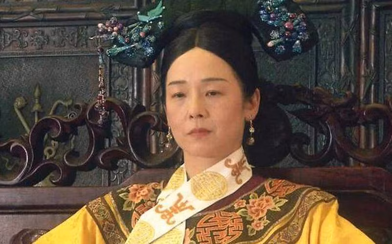 Kể từ Nỗ Nhĩ Cáp Xích, nhà Thanh đã có truyền thống kết hôn với gia đình Diệp Hách Na Lạp. Nhưng trong số các phi tần Diệp Hách Na Lạp thị, không ai trở thành Hoàng hậu và con trai của họ cũng không thể thừa kế ngai vàng (ngoại trừ Hiếu Định Cảnh Hoàng hậu Diệp Hách Na Lạp Tĩnh Phân, vì bà được Từ Hi làm chủ, chức Hoàng hậu này không phải do Quang Tự đế phong).