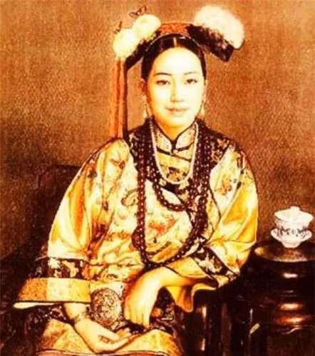 Kể cả Từ Hi, bà cũng không trở thành Hoàng hậu. Hoàng hậu của Hàm Phong lúc bấy giờ là Nữu Hỗ Lộc thị, chính là Từ An Thái hậu sau này. Mặc dù Từ Hi được sủng ái, nhưng bà cũng chỉ là Quý phi. Sau khi Từ Hi sinh ra Tải Thuần (tức Đồng Trị đế sau này), Hàm Phong chỉ phong bà làm phi, một năm sau mới thăng làm Quý phi, chưa từng nghĩ tới việc phong bà làm Hoàng hậu. Điều này cho thấy Hàm Phong không vi phạm luật lệ của tổ tông.