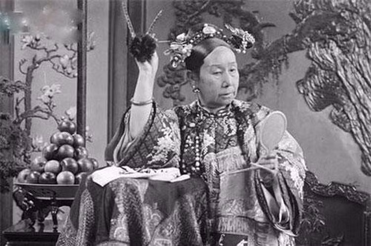 Sự diệt vong của Thanh triều bắt nguồn từ sự trị vì tai hại của Từ Hi Thái Hậu đến tận ngày nay vẫn là đề tài bàn tán xôn xao của hậu thế. Trong đó, lời đồn đại về sự ứng nghiệm của một lời nguyền đáng sợ liên quan tới mẫu tộc Diệp Hách Na Lạp của vị Thái Hậu này là ly kỳ hơn cả.