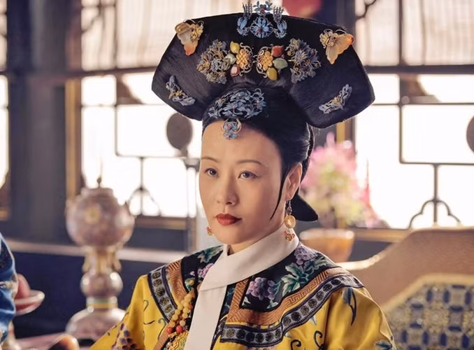 Gia tộc Ái Tân Giác La và gia tộc Diệp Hách Na Lạp là thù địch. Ban đầu, thủ lĩnh của Ái Tân Giác La muốn gia tộc Diệp Hách Na Lạp phục tùng mình nên đã đi đầu phát động chiến tranh. Vào thời điểm đó, tộc Diệp Hách Na Lạp thậm chí còn hùng mạnh hơn, đánh bại tộc Ái Tân Giác La và trở thành bộ tộc lớn nhất ở vùng Đông Bắc. Kết quả là Diệp Hách Na Lạp cũng đã trở thành họ chung của người Mãn.