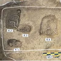 Vật thể hình đĩa, giống như một cái bát có đáy tròn và ba thùy được chạm khắc rất mỏng, ngăn cách với vành bằng ba lỗ hai mặt lồi.