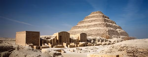  Chiếc đĩa bí ẩn này hình tròn, đường kính khoảng 61 cm, cao 10,4 cm, được phát hiện năm 1936 bởi nhà Ai Cập học nổi tiếng người Anh, Walter Bryan Emery. Từ năm 1935 - 1939, ông đã tiến hành nhiều cuộc khảo sát và khai quật ở khu vực chôn cất Saqqara.