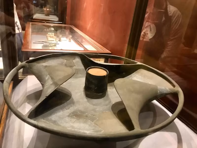 Dù không kế vị ngai vàng của cha mình, nhưng ông vẫn được an táng ở Saqqara. Theo Emery, Sabu có thể là một quan chức cấp cao, cai trị một tỉnh, cả dưới thời trị vì của Pharaoh Den (có thể là ông nội của Sabu) và cha ông là Anedjib.