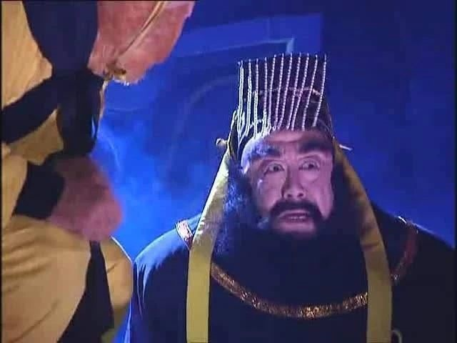 Quả nhiên, khi bị Hắc Bạch Vô Thường trói và kéo đến Địa Phủ. Lúc nghe Hắc Bạch Vô Thường nói tuổi thọ của mình đã hết, Mỹ Hầu Vương đã không tuân theo sự sắp đặt của Địa Phủ, hoàn toàn bỏ qua các quá trình như uống canh Mạnh Bà, qua cầu Nại Hà hay Lục Đạo Luân Hồi, trực tiếp cầm gậy Như ý xông vào đại điện Diêm La.