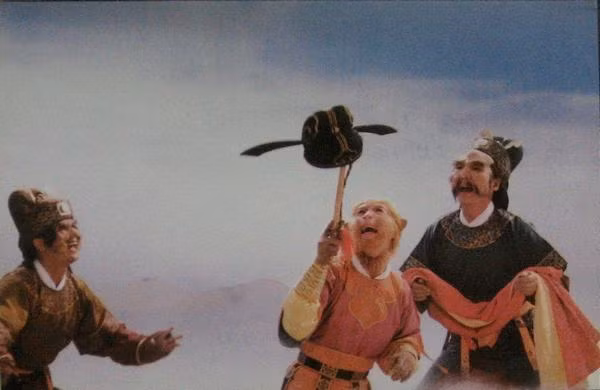 Khi ở Địa Phủ Tôn Ngộ Không đã được 342 tuổi, sau đó làm nửa tháng Bật Mã Ôn (phụ trách trông coi ngựa) trên thiên đình.