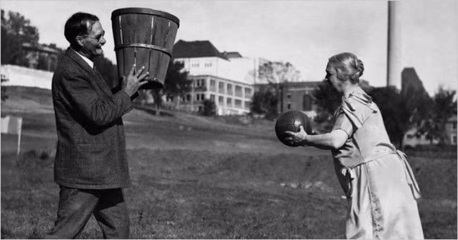 James Naismith - người phát minh ra môn bóng rổ - chơi môn thể thao hấp dẫn này với người vợ.