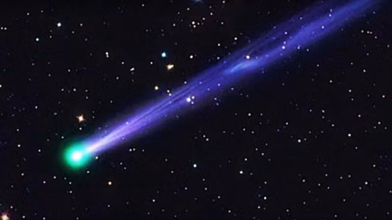 Và thật tuyệt vời khi chỉ vài tiếng sau đó, sao chổi 45P - còn được gọi là Sao chổi Năm mới (New Year comet) tiếp tục di chuyển đến vị trí gần Trái đất nhất - với khoảng cách siêu gần tạo nên những hình ảnh lịch sử đối với thiên văn học.