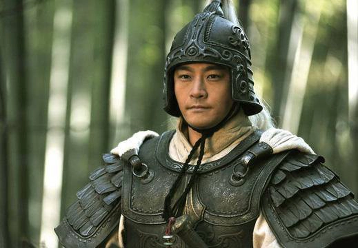 Sử sách ghi lại rằng Chu Du "cao lớn, cường tráng, đẹp trai", nên đương thời gọi là Chu Lang. Từ nhỏ đã rất am hiểu âm luật, nếu nhạc đánh sai một nốt, dù đã uống say, Chu Du vẫn biết ngay.