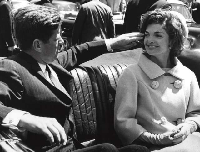 Trước đó, một bức điện đã được gửi đến Mexico City yêu cầu biết thêm thông tin về Oswald. Trưởng văn phòng CIA ở Mexico đã gọi về để nhắc các đồng nghiệp rằng họ có thông tin gì đó về Oswald. Điều nổi lên từ câu chuyện này là việc các quan chức vội vã đi tìm thông tin về kẻ ám sát Tổng thống Kennedy và lo lắng rằng họ có thể bị đổ lỗi vì không chú ý đến Oswald nhiều hơn trước vụ ám sát.