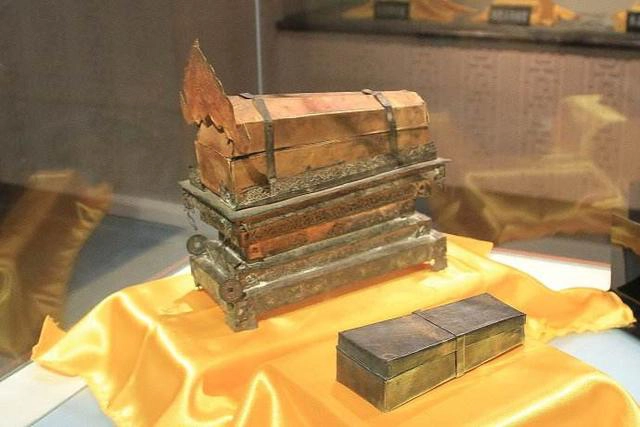 Nhờ đi theo mùi hương bí ẩn cứ không ngừng tỏa ra từ dưới chân tháp cổ 1.500 tuổi này, các công nhân tham gia sửa chữa bảo tháp mới có thể tìm thấy một cung điện ngầm chứa đựng một kho báu vô giá.