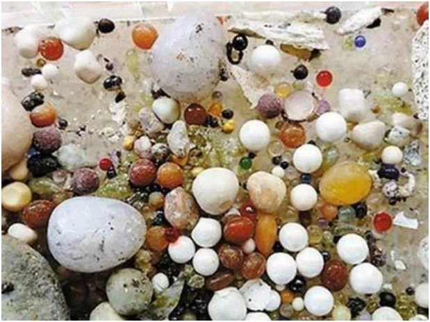 Phía bên trái của hộp đá có một bức tượng Bồ Tát được làm bằng đất sét, cao khoảng 50cm. Khuôn mặt của bức tượng Bồ Tát đã bị bong tróc, tóc búi cao, hai tay giơ ngang ngực, đang quỳ gối trên một tòa sen, thân hơi cúi về phía trước. Thông thường các bức tượng Phật và Bồ Tát mà chúng ta thấy đều được chế tác trong tư thế đứng, ngồi hoặc nằm, tuy nhiên bức tượng này lại ở tư thế quỳ, đây là điều chưa từng có trước đây.