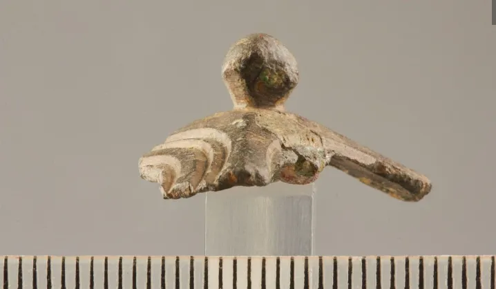 Khối mười hai mặt của La Mã đầu tiên được phát hiện trong thời hiện đại được tìm thấy ở Anh vào thế kỷ 18, và khoảng 120 khối đã được tìm thấy kể từ đó ở Anh, Hà Lan, Bỉ, Pháp, Đức, Áo và Thụy Sĩ.