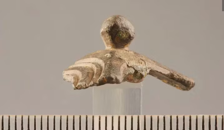 Khối mười hai mặt của La Mã đầu tiên được phát hiện trong thời hiện đại được tìm thấy ở Anh vào thế kỷ 18, và khoảng 120 khối đã được tìm thấy kể từ đó ở Anh, Hà Lan, Bỉ, Pháp, Đức, Áo và Thụy Sĩ.