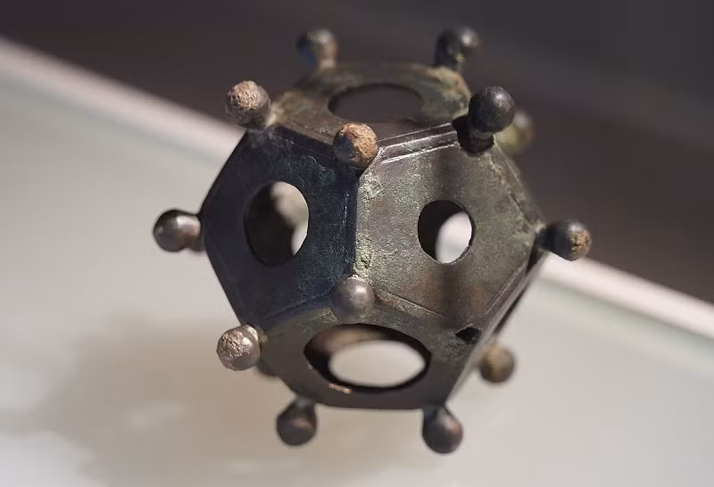 Một bí ẩn khác là chức năng của tạo tác hình học và không có tài liệu ghi chép nào về các khối 12 mặt đã từng được tìm thấy. Có thể chúng đã được bí mật sử dụng cho các mục đích ma thuật, chẳng hạn như bói toán, vốn phổ biến vào thời La Mã nhưng bị cấm dưới thời Cơ đốc giáo.