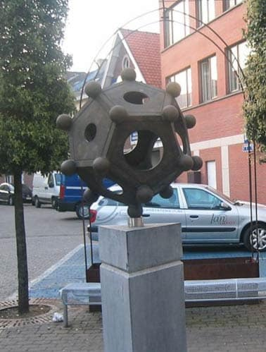 Mặc dù phần được tìm thấy chỉ là một góc của vật thể với một đinh góc duy nhất, nhưng họ chắc chắn nó là một phần của khối 12 mặt có chiều ngang ban đầu khoảng hơn 5cm. Nhiều mảnh được tìm thấy ở một cánh đồng đã cày gần thị trấn nhỏ Kortessem, thuộc vùng Flanders phía bắc của Bỉ.