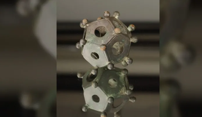 Bảo tàng Gallo-Roman đã trưng bày một khối mười hai mặt bằng đồng cổ hoàn chỉnh được tìm thấy vào năm 1939 ngay bên ngoài các bức tường thành phố La Mã của Tongeren và mảnh vỡ mới sẽ được trưng bày bên cạnh nó vào thời gian tới.