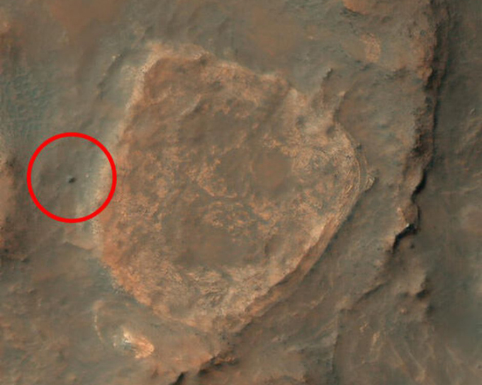 Ngày 4/1/2004, Spirit đáp xuống hố trũng Gusev - nơi có thể từng chứa một hồ nước cổ đại trên sao Hỏa. Tại đây Spirit đã phân tích địa chất của đất đá sao Hỏa và các đặc điểm bề mặt hành tinh.