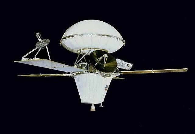 6. Viking 1, NASA, Mỹ, 1976: Viking 1 là tàu vũ trụ đầu tiên từng hạ cánh thành công trên Sao Hỏa và hoàn thành nhiệm vụ. Nó được phóng vào ngày 20 /8/1975 cùng với tàu vũ trụ Viking 2, sau 10 tháng hành trình vào vũ trụ vào ngày 19/6/1976, nó đã hạ cánh trên bề mặt sao Hỏa.