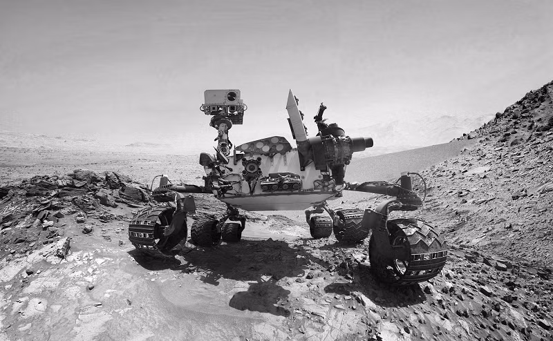 3. Opportunity, NASA, Mỹ, 2004: Opportunity, con robot "thọ" nhất từng đặt chân lên hành tinh khác, đã làm việc cật lực suốt 14 năm trên Sao Hỏa, chụp lại những tấm ảnh chân thực, cố gắng tìm hiểu về quá khứ Hành tinh Đỏ.