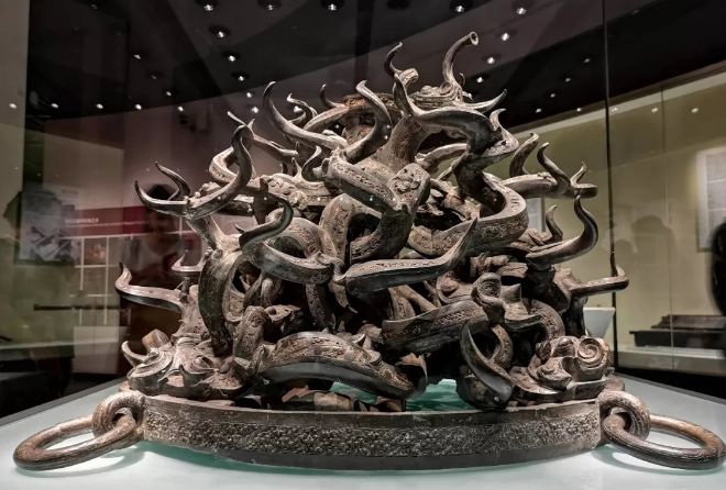 Hơn chục chiếc quan tài đã nổi trên mặt nước hàng nghìn năm. Hơn nữa, các nhà khảo cổ còn tìm thấy một hố trộm rộng 0,5 m2 ở phía bắc trung tâm lăng mộ. Lúc đầu, họ nghĩ rằng không có thứ gì có giá trị trong đó. Nhưng khi bọn họ đi vào mới sửng sốt trước cảnh tượng bên trong. Đó là có rất nhiều di tích văn hóa.