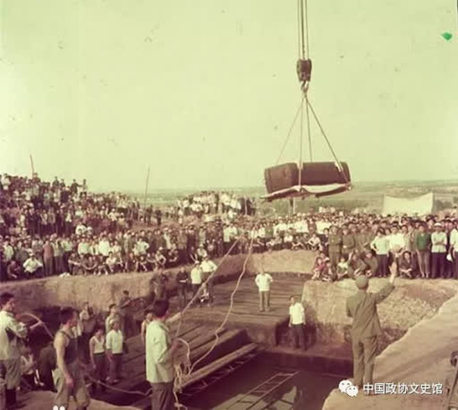 Bên cạnh đó, các nhà khảo cổ còn phát hiện có hài cốt của 21 người con gái, trong đó người trẻ nhất mới 13 tuổi, người lớn nhất khoảng 26 tuổi nằm bên cạnh cỗ quan tài của chủ nhân mộ cổ - Tăng Hầu Ất.