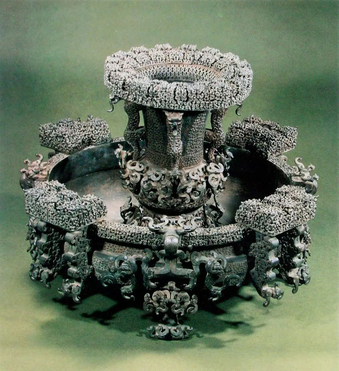 Trong số đó, có nhiều bảo vật quý giá của quốc gia. Tuy nhiên, truyền thuyết kể rằng, vào thời nhà Thanh có một băng nhóm trộm mộ đã lấy cắp rất nhiều châu báu. Những người này nhờ số của cải này mang về quê hương làm ăn mà dòng họ thịnh vượng mấy trăm năm.