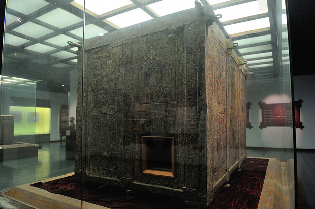 Những người con gái này là ai? Vì sao lại chôn họ chung trong lăng mộ của vị quân chủ Tăng quốc? Đó là những câu hỏi lớn đối với đoàn khảo cổ.