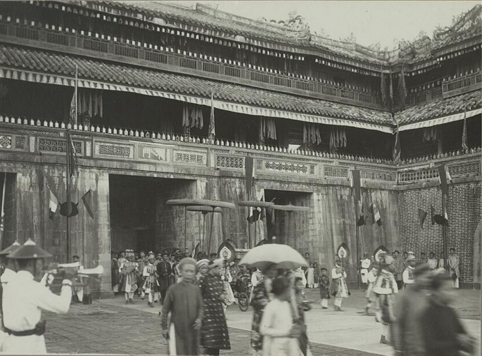 Đám rước vua đi qua Ngọ Môn trong lễ Tứ tuần đại khánh. Vua Khải Định đi xe đẩy có bốn bánh (ở giữa ảnh, phía sau cây dù). Thái tử Vĩnh Thụy (vua Bảo Đại sau này) mặc áo dài đi cạnh người cầm quạt, bên phải cây dù.