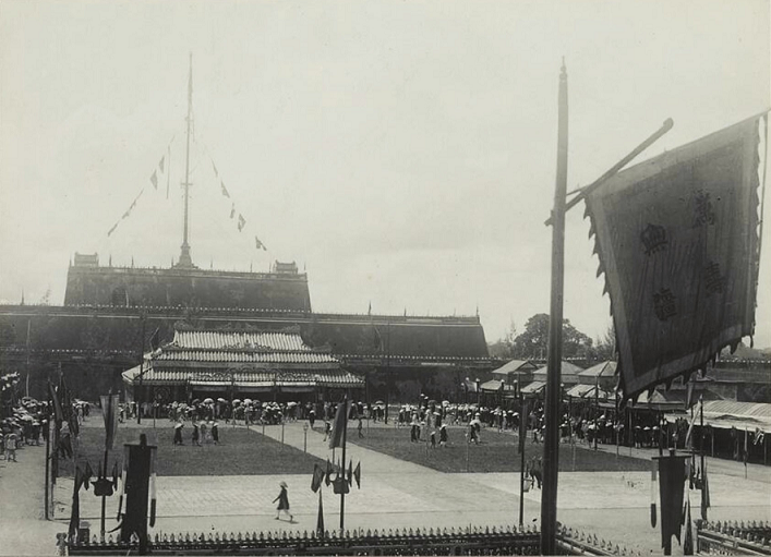 Khung cảnh tại quảng trường Ngọ Môn ở Huế, nơi triển lãm các lễ vật do quan lại và các địa phương dâng mừng vào dịp lễ Tứ tuần đại khánh của vua Khải Định.