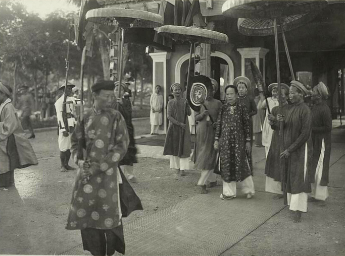 Mẹ vua Khải Định, Đức Tiên Cung Thái hậu Dương Thị Thục, vợ thứ của vua Đồng Khánh trong lễ mừng thọ con trai.