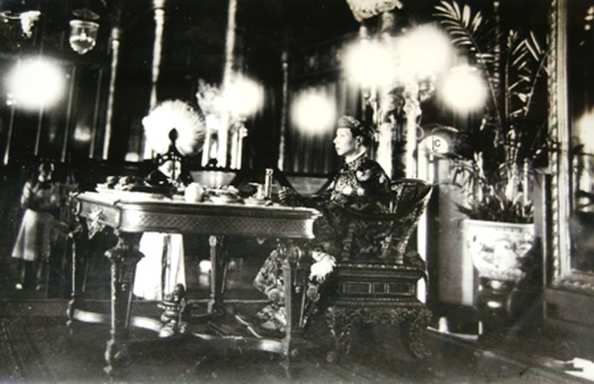 Vua Khải Định đang “ngự thiện” (dùng cơm).