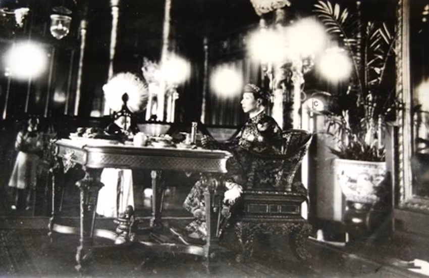 Vua Khải Định đang “ngự thiện” (dùng cơm).