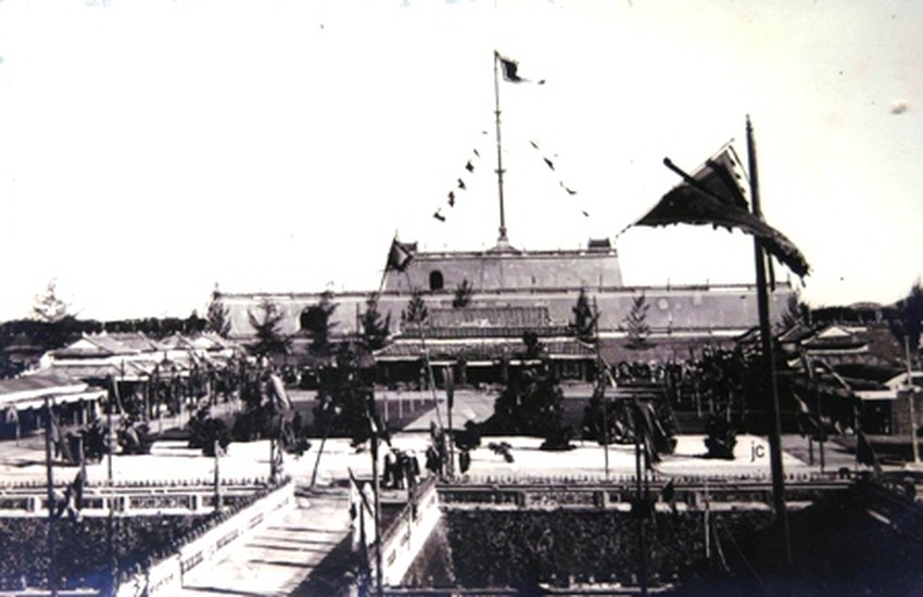 Nhiều khung cảnh lạ lẫm như Kỳ Đài trong lễ mừng thọ “tứ thập niên” vua Khải Định.