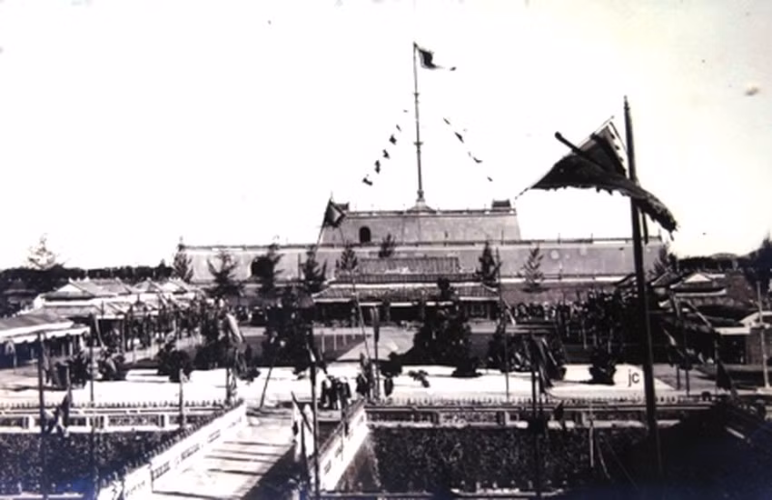 Nhiều khung cảnh lạ lẫm như Kỳ Đài trong lễ mừng thọ “tứ thập niên” vua Khải Định.