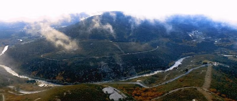 Cuộc khảo sát mới đã tiết lộ thứ thú vị hơn nhiều là một pháo đài ma quái thời Trung Cổ, có diện tích lên tới 12 ha, được bao quanh bởi một bức tường phòng thủ kéo dài 1,2 km với 30 tòa tháp. Cụm cấu trúc được xây dựng theo kiểu La Mã.