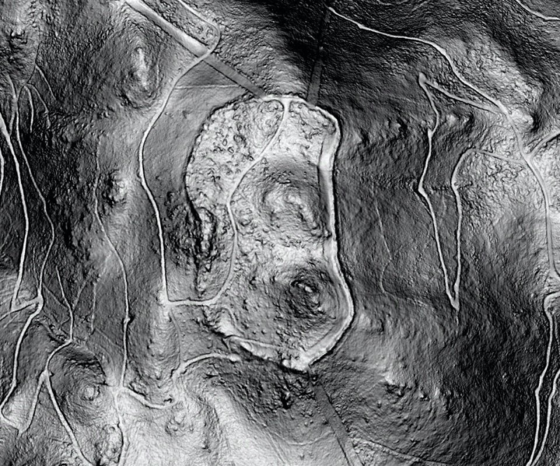 Một cuộc khảo sát mặt đất đã xác định rằng các bức tường được xây dựng bằng gạch hai lá và có độ dày thay đổi từ 2,4 m đến 4,2 m. Cuộc khảo sát cũng xác nhận 6 tòa tháp trên mặt đất trong số 30 tòa mà LiDAR đã tìm thấy, cùng một tòa tháp thứ bảy đã bị phá hủy, để lại một vệt lửa.