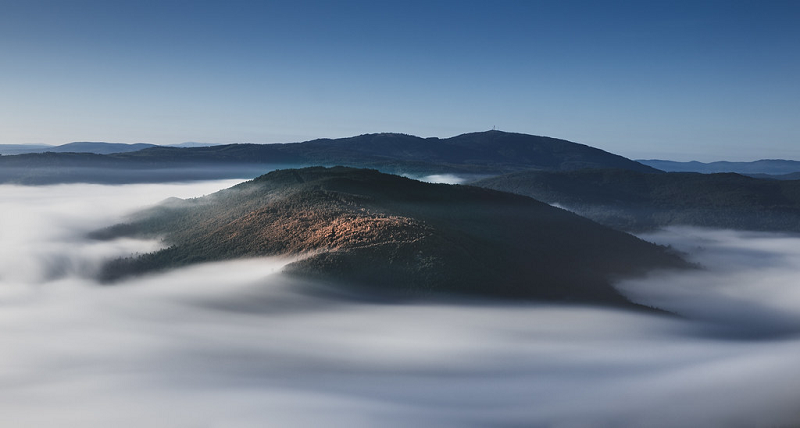 Các nhà khảo cổ đã sử dụng "mắt thần" LiDAR, một phương tiện viễn thám sử dụng ánh sáng ở dạng xung laser để đo khoảng cách thay đổi từ nơi phát laser đến mặt đất, xuyên qua các cấu trúc che phủ như tán cây, thảm cỏ... từ đó lập bản đồ 3D của cảnh quan với các cấu trúc ẩn mình.