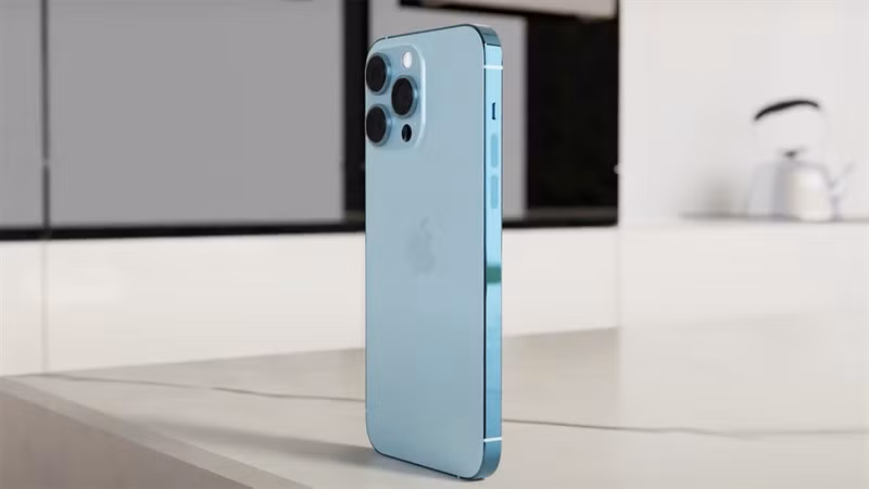 Trên thế hệ 2021, iPhone 13 mini và iPhone 13 có RAM 4 GB, còn bộ đôi iPhone 13 Pro là 6 GB.