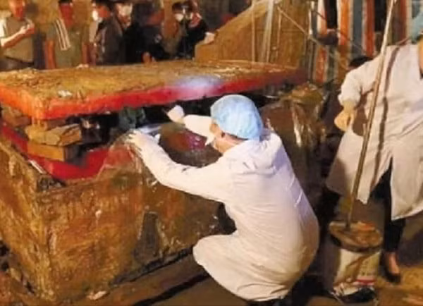 Ngôi mộ cổ có chiều dài khoảng 30m, bị chôn sâu hơn 10m so với mặt đất.