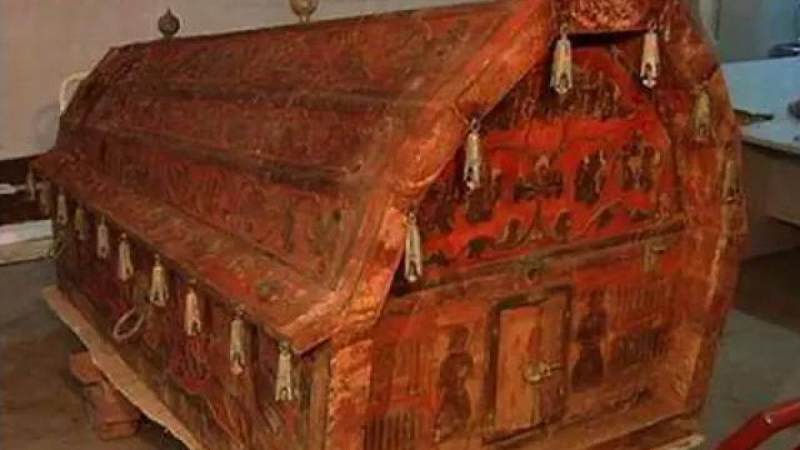 Một nhóm công nhân mỏ đá tình cờ phát hiện một hòn đá màu đỏ khi làm việc tại khu vực chân núi Turki, thành phố Thông Liêu, khu tự trị Nội Mông Cổ (Trung Quốc). Từ đây, các chuyên gia tìm thấy ngôi mộ cổ chứa hài cốt nữ đội vương miện.