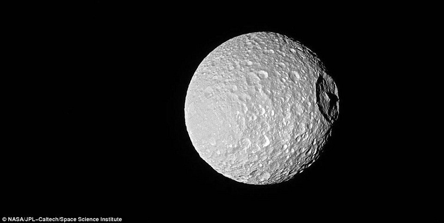 Các dấu vết còn lại từ tác động này giúp hoàn thiện mảnh ghép: Vỏ băng của Mimas đã mỏng đi đáng kể từ khi hình thành Hershel, điều có thể giải thích cho bề mặt không có vết nứt của mặt trăng.