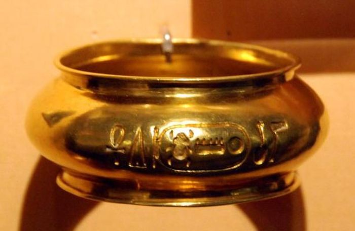 Chiếc bát vàng của Djehuty ở Louvre có dòng chữ ghi rằng đó là món quà của Thutmose III dành cho vị tướng. Vào thời kỳ này, vàng là kim loại được các Pharaoh Ai Cập coi trọng nhất, sử dụng rất nhiều trong cung điện và trang trí lăng mộ. 