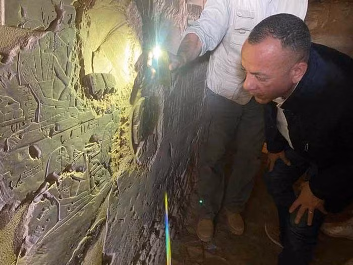 Phát biểu tại buổi lễ, Tổng thư ký SCA Waziri nhấn mạnh du khách có cơ hội khám phá hai lăng mộ là những bằng chứng sinh động về tập quán chôn cất các quan chức cao cấp trong Vương triều thứ 18 của thời kỳ Ai Cập cổ đại. Hai lăng mộ được trang trí bằng những bức phù điêu, trong khi điện chiếu sáng lấy từ nguồn pin năng lượng Mặt Trời.