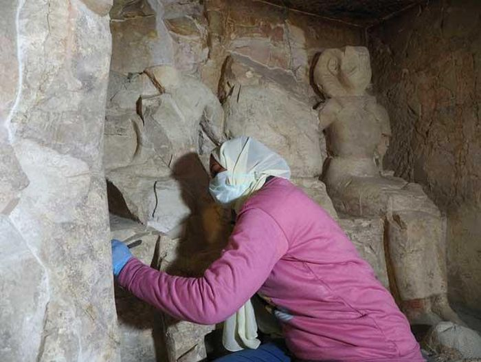 Trưởng phái đoàn khảo cổ Tây Ban Nha-Ai Cập José Manuel Galán tiết lộ thêm rằng tên và khuôn mặt của Djehuty trên các bức tường trong lăng mộ của ông đã được xóa có chủ ý sau khi vị quan này qua đời, với mục đích để người khác không biết rõ danh tính của vị quan này.