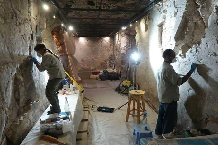 Tại lăng mộ của Djehuty, du khách sẽ được chiêm ngưỡng bức phù điêu khắc họa cảnh một người chơi đàn hạc cùng hai ca sĩ đứng phía sau, với phần lời bài hát cũng được khắc lên đây.