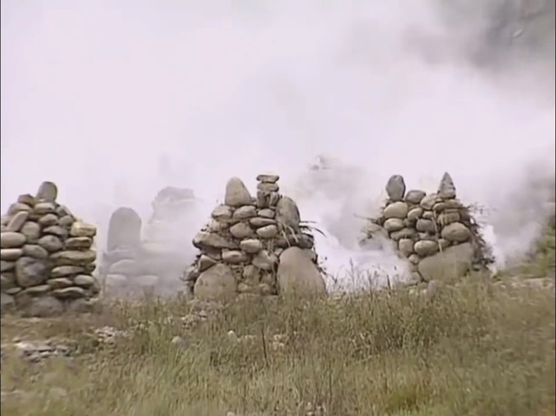 Ngoài ra, ở bên trong Bát quái trận người ta còn có thể bố trí các loại vật liệu đặc biệt như đá, xe lương thực tạo chướng ngại vật, ngăn cản kỵ binh địch tấn công. Sau khi địch lọt vào trận, quân sĩ bên trong sẽ dùng cung, tên, mâu, kích để đả thương, tấn công địch. Trận đồ này là cơn ác mộng với các đội quân kỵ binh trang bị nhẹ.