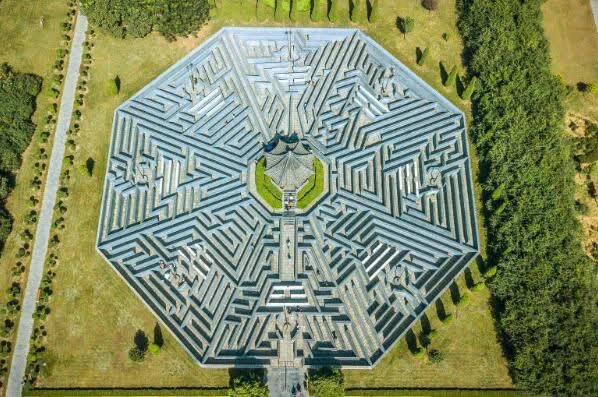 Hai là kìm kẹp hành động của đối phương. Trong không gian hẹp, vũ khí có kích thước lớn và dài đương nhiên không thể sử dụng, địch không biết điều này. Thế là "chúng cầm vũ khí lớn, ta cầm vũ khí nhỏ, phát huy lợi thế linh hoạt của binh khí nhỏ để phản kích, đánh bại kẻ thù".