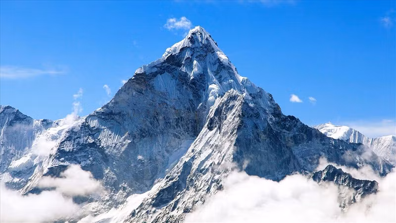 2. Có một sự thật ngẫu nhiên là đỉnh núi Everest vẫn còn đang phát triển và đang cao dần lên với tốc độ 4mm mỗi năm.